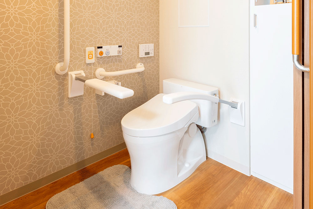トイレは二方向からの介助も可能なバリアフリー仕様で、ご入居者をサポートします。