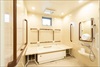 【個人用浴室】バスタブの位置や手すりを変えて、それぞれのかたに入浴しやさを環境を提供できます。