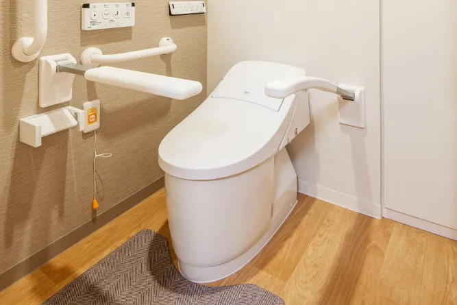 二方向からの介助や車椅子での利用を考慮したトイレ