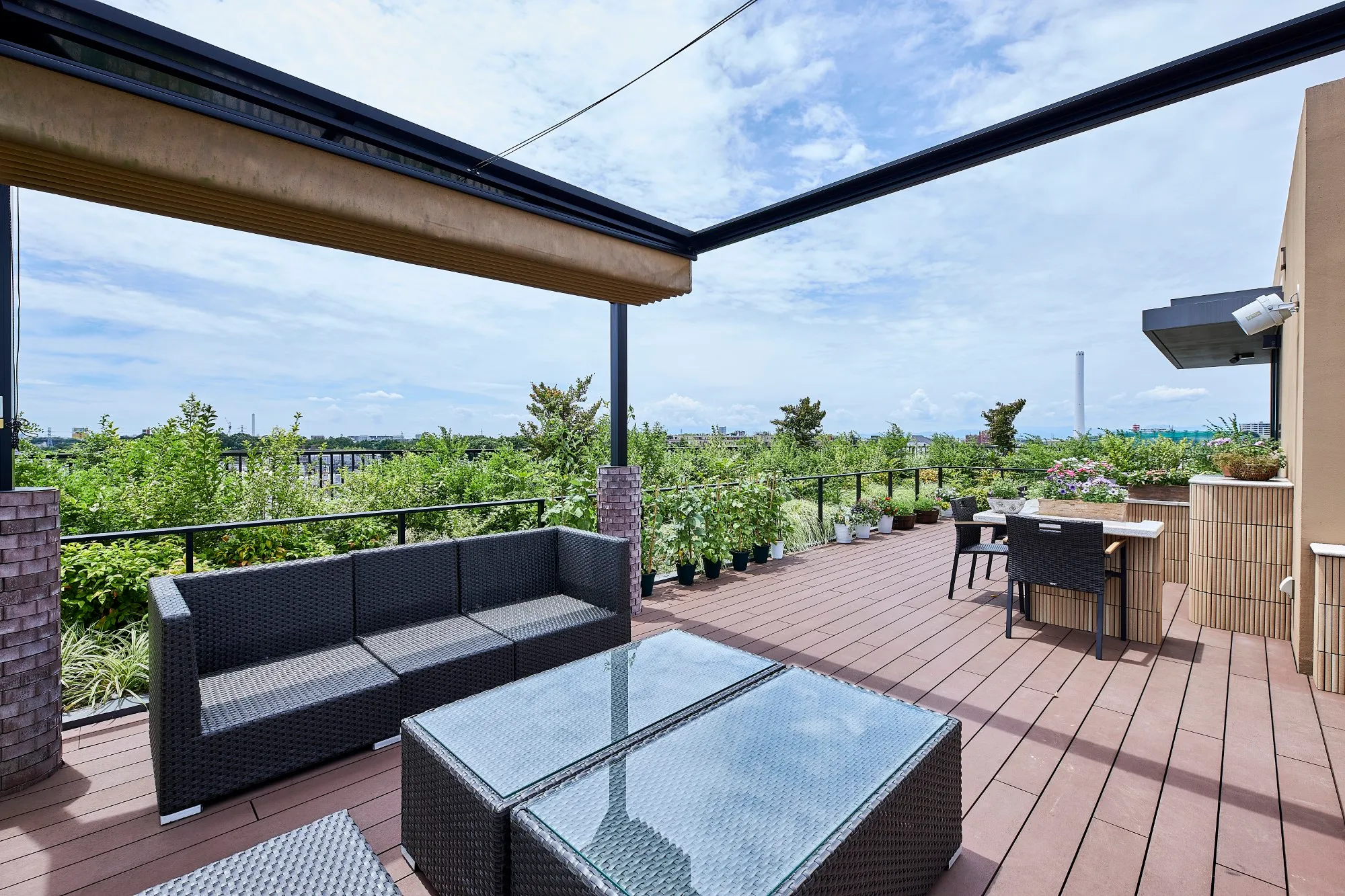 天気のいい日には日光浴を楽しめる屋上ガーデンテラス