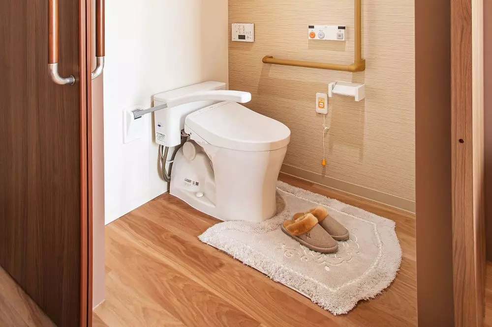 二方向からの介助や車椅子での利用を考慮したトイレ