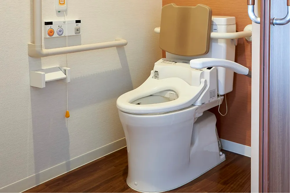 二方向からの介助や車椅子での利用を考慮したトイレ