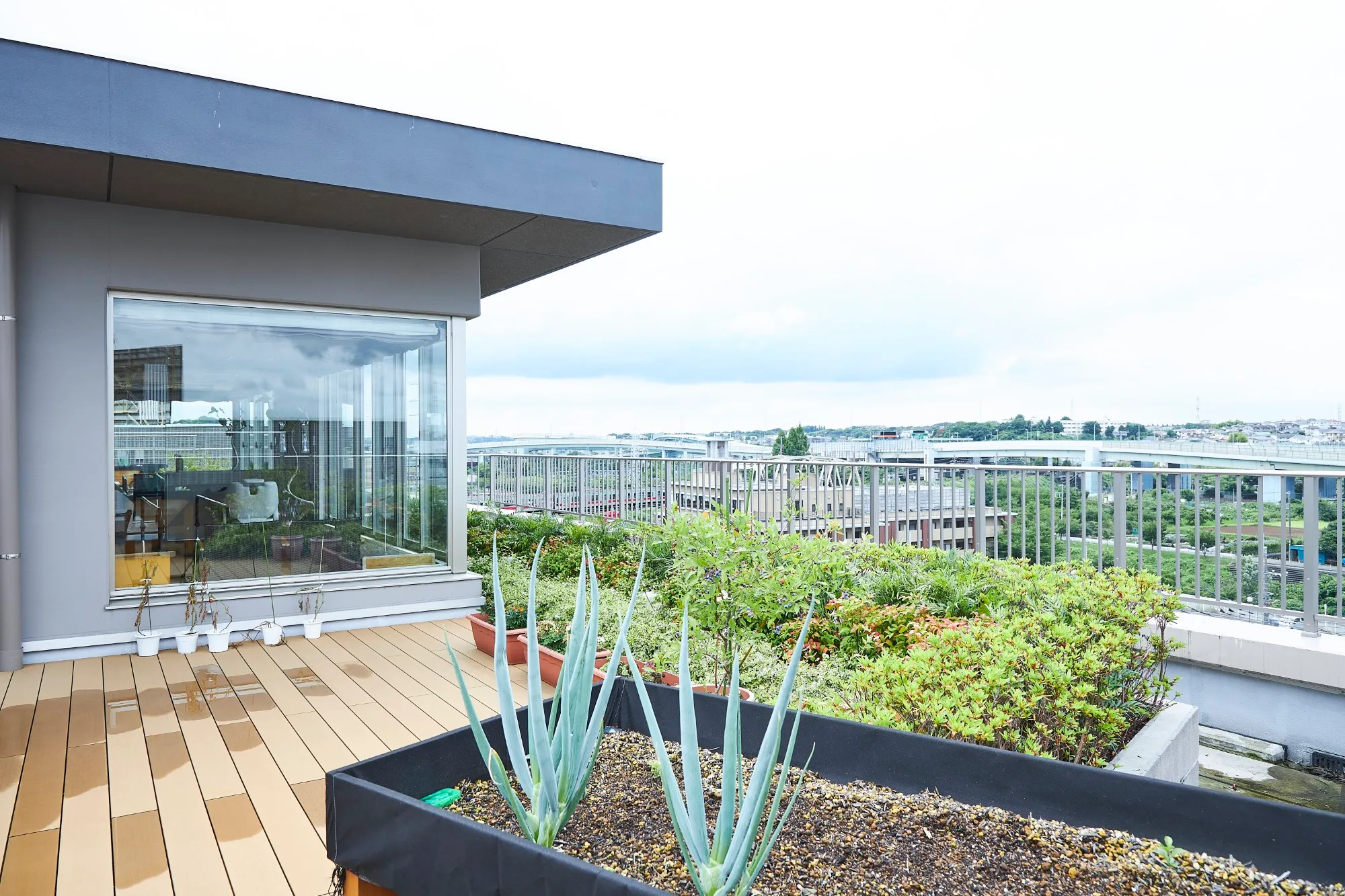天気のいい日には日光浴を楽しめる屋上ガーデンテラス