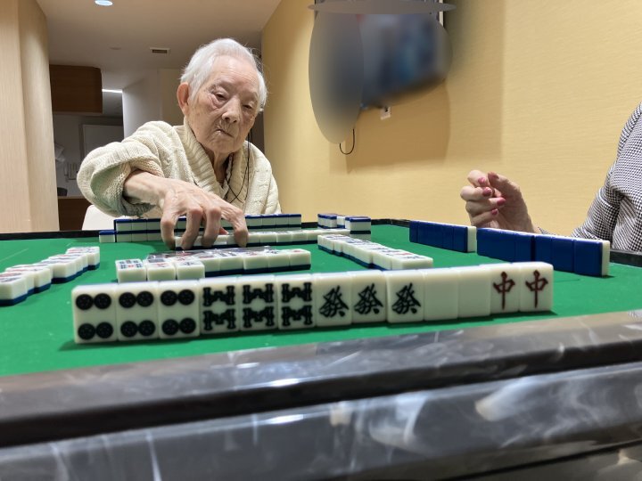 夜のフロアに響く牌音（パイオン）　～熱戦あふれる卓上～