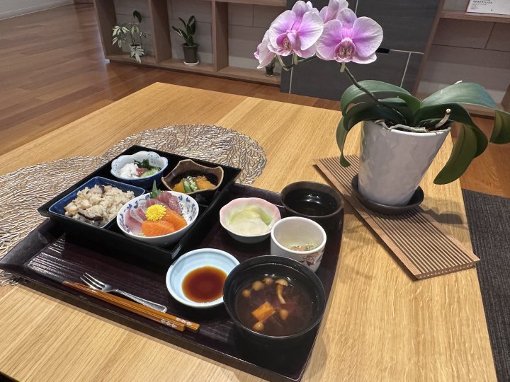 ８月のお誕生日メニューのご紹介 〜季節の味覚を味わう彩りランチと白桃ケーキ〜