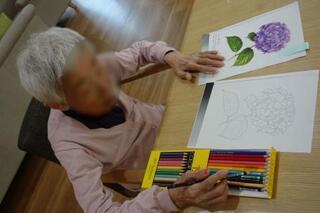 梅雨のひと時、塗り絵の時間