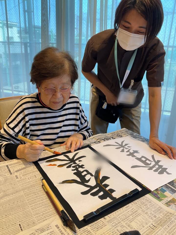 心を込めて筆を走らせる　～書道教室～