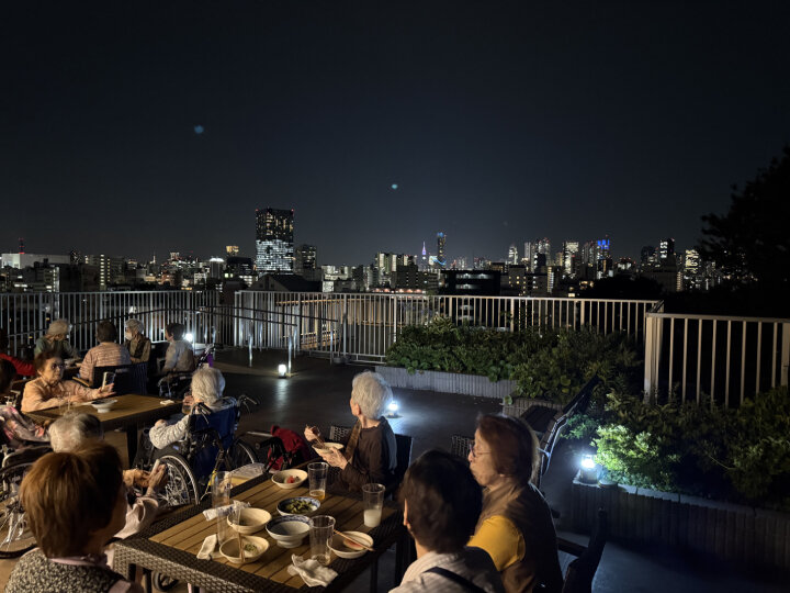 夏の夜を味わう 収穫枝豆と夜景のビアガーデン