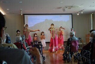 "モアニフラスタジオ"による『フラダンス』ショーを開催しました