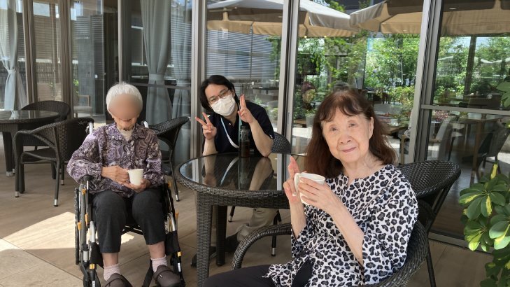 初夏の午後、ガーデンテラスにて