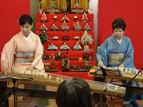ひな祭りはお箏の演奏会でお祝いしました（2018年3月2日）